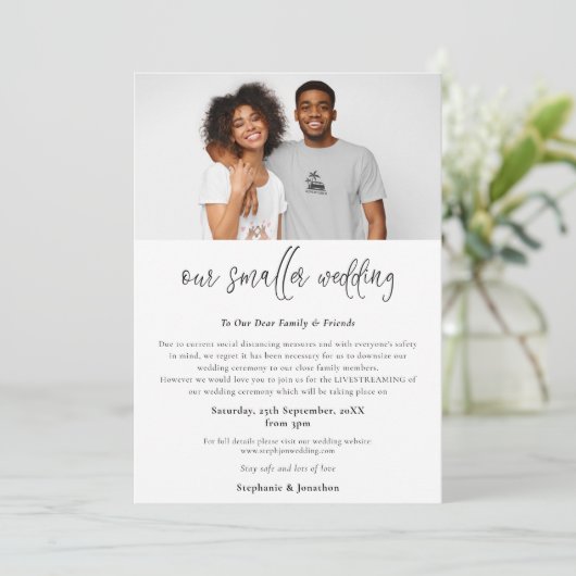 Kleinere Trouwfeest Downsizing Foto Script Modern Aankondiging (Staand voorkant)