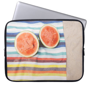 Klepfoto van gesneden watermeloenen op doek laptop sleeve