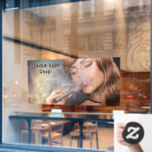 Kleuraccent voor jonge vrouw die vapet in zakelijk raamsticker (Cafe Raam)