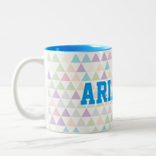 Kleurdriehoeken voor pasta's met blauwe aangepaste tweekleurige koffiemok (Links)