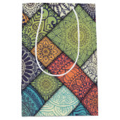 Kleurig diagonaal patroon medium cadeauzakje (Voorkant)