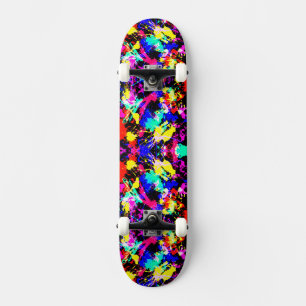 Kleurige verfauto met een kleur skateboard