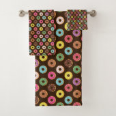 Kleurrijk Donut-patroon in chocolade Bad Handdoek (Insitu)