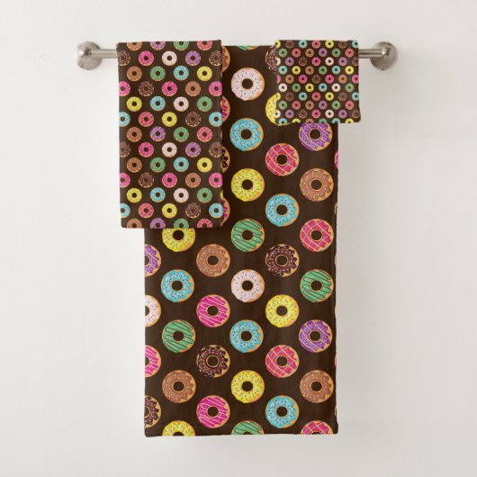 Kleurrijk Donut-patroon in chocolade Bad Handdoek (Insitu)