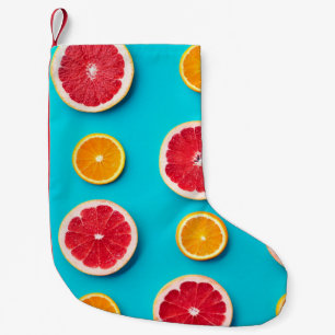 Kleurrijk fruitpatroon van vers sinaasappel en ver kleine kerstsok