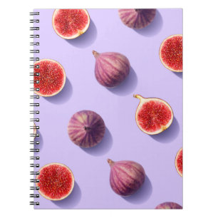 Kleurrijk fruitpatroon van verse vijgen op paarse notitieboek