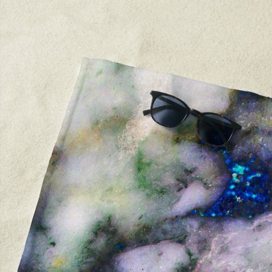 Kleurrijk gemarmerd met blauwe glitter strandlaken (In situ)