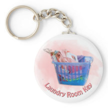 Kleurrijk gevouwen wasgoed op hanen in een blauwe