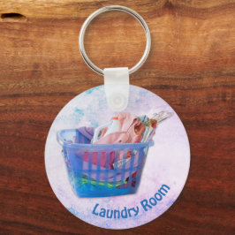 Kleurrijk gevouwen wasgoed op hanen in een blauwe  sleutelhanger