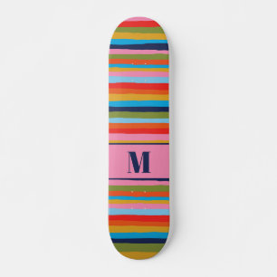 Kleurrijk patroon met serplataantekening met Initi Skateboard