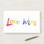Kleurrijk, vrolijk, creatief design van Love Wins Post-it® Notes (Op bureau)