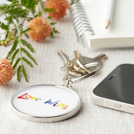 Kleurrijk, vrolijk, creatief design van Love Wins Sleutelhanger (Zijkant)