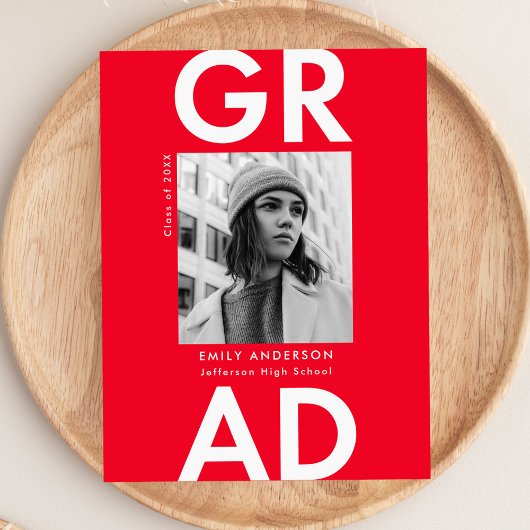 Kleurrijke afstudeerfeest foto met rode achtergron uitnodiging briefkaart