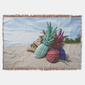 Kleurrijke ananas op een zandstrand deken