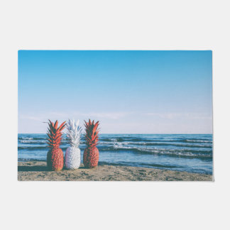 Kleurrijke ananas op het strand deurmat