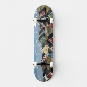 Kleurrijke architectuur van de stad, Narsaq, Skateboard