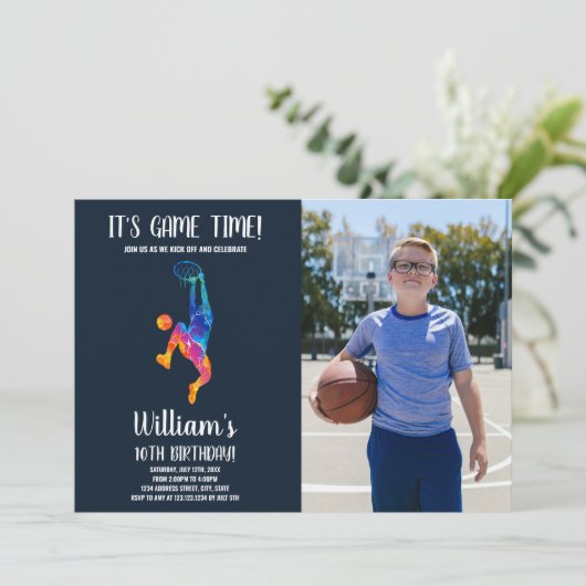 Kleurrijke Basketbal Verjaardag Uitnodiging met Fo (Staand voorkant)