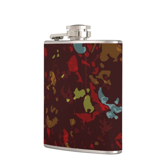 Kleurrijke bladeren en bloemen tegen camouflage heupfles (Links)