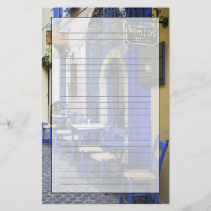 Kleurrijke blauwe deuropening en zijgevel van oud  briefpapier