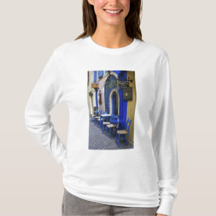 Kleurrijke blauwe deuropening en zijgevel van oud t-shirt