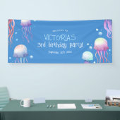 Kleurrijke blauwe kwal onder het Zee Verjaardag Spandoek (Beurs)