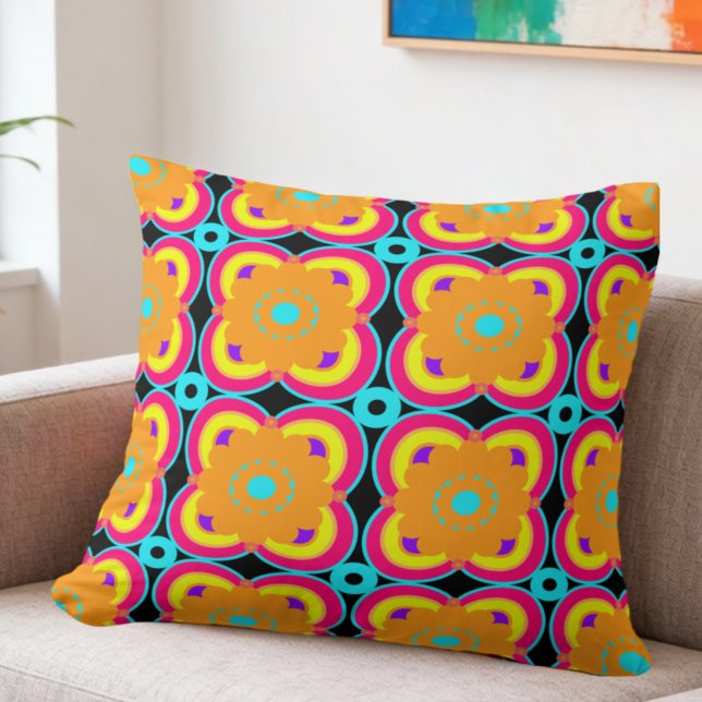 Kleurrijke Bloemen En Vormen Kussen (Go big or go home. This retro flower pillow is all about bold color.)