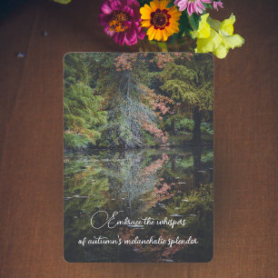 Kleurrijke bomen reflecteren op het kalme water feestdagenkaart