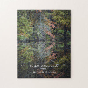 Kleurrijke bomen reflecteren op het kalme water legpuzzel