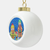 kleurrijke cartoon grappige carolzangers in de sne keramische bal ornament (Rechts)