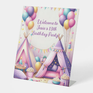 Kleurrijke Charming Teepee Verjaardag Sleepover Pa Reclamebord Met Voetstuk