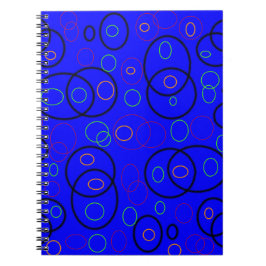 Kleurrijke cirkels op blauw notitieboek