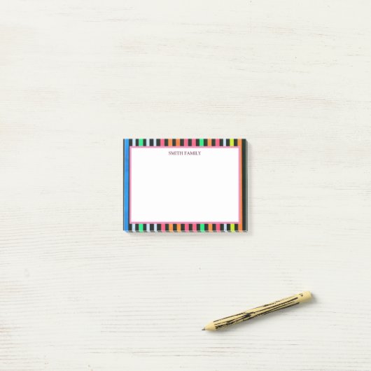 Kleurrijke diagonaal-strips post-it® notes (Op bureau)