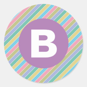 Kleurrijke diagonale snoepstrepen lila monogram ronde sticker