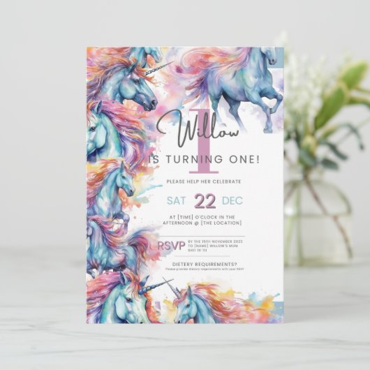 Kleurrijke eenhoorn eerste verjaardag uitnodiging (Staand voorkant)