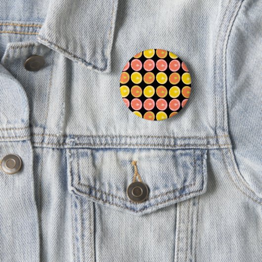 Kleurrijke en helderrode grapefruit plakjes ronde button 5,7 cm (In situ)