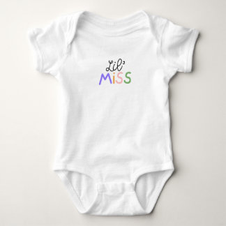 Kleurrijke en leuke letters op deze Lil' Miss. Romper