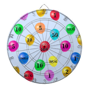 Kleurrijke feestballonnen op lichtblauw dartbord