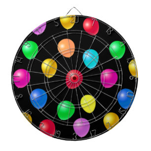 Kleurrijke feestballonnen op zwart dartbord