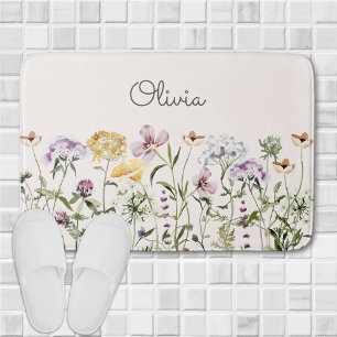 Kleurrijke gebloemde tuin met monogram badmat