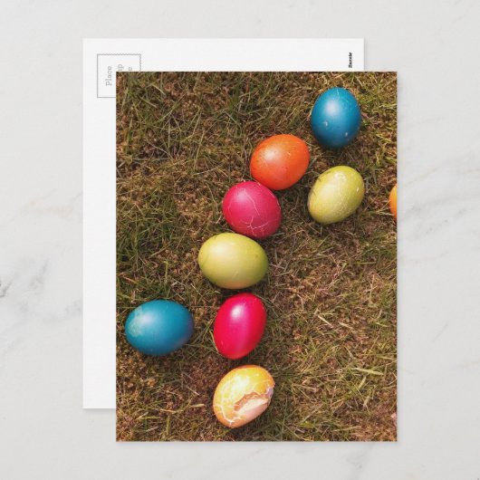 Kleurrijke gekleurde eieren in de tuin, paaseieren feestdagenkaart (Voorkant / Achterkant)