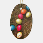 Kleurrijke gekleurde eieren in de tuin, paaseieren keramisch ornament (Links)