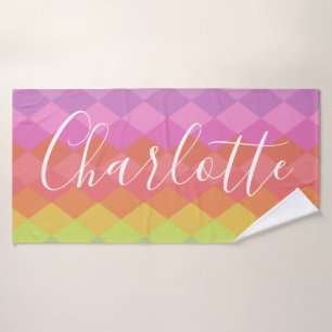 Kleurrijke geometrische vormen in roze gepersonali badhanddoek