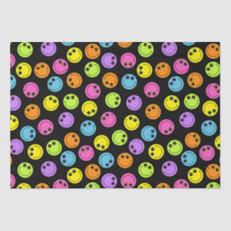 Kleurrijke gezichten op zwart tissuepapier