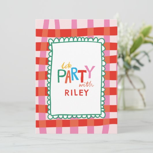 Kleurrijke Gingham "Let's Party" Custom Name Kinde Kaart (Staand voorkant)