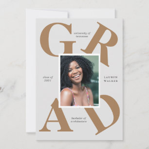 kleurrijke graduate aankondiging in vette letter s