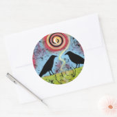 Kleurrijke, griesachtige twee ravens zittende stic ronde sticker (Envelop)