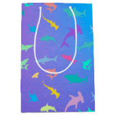 Kleurrijke haai onder het zee gradient Party Medium Cadeauzakje (Voorkant)