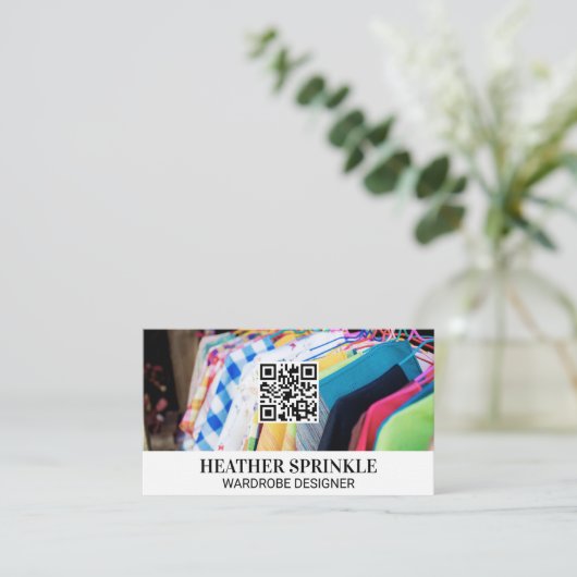 Kleurrijke hangende kleding | QR-code Visitekaartje (Staand voorkant)