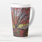 Kleurrijke herfstbladeren en bomen landschap latte mok (Rechterhoek)