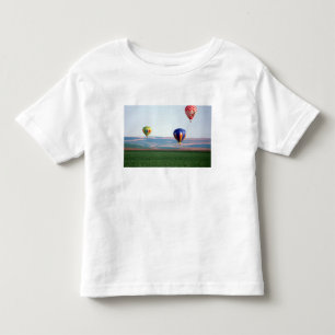 Kleurrijke hete luchtballonnen zweven over tarwe kinder shirts